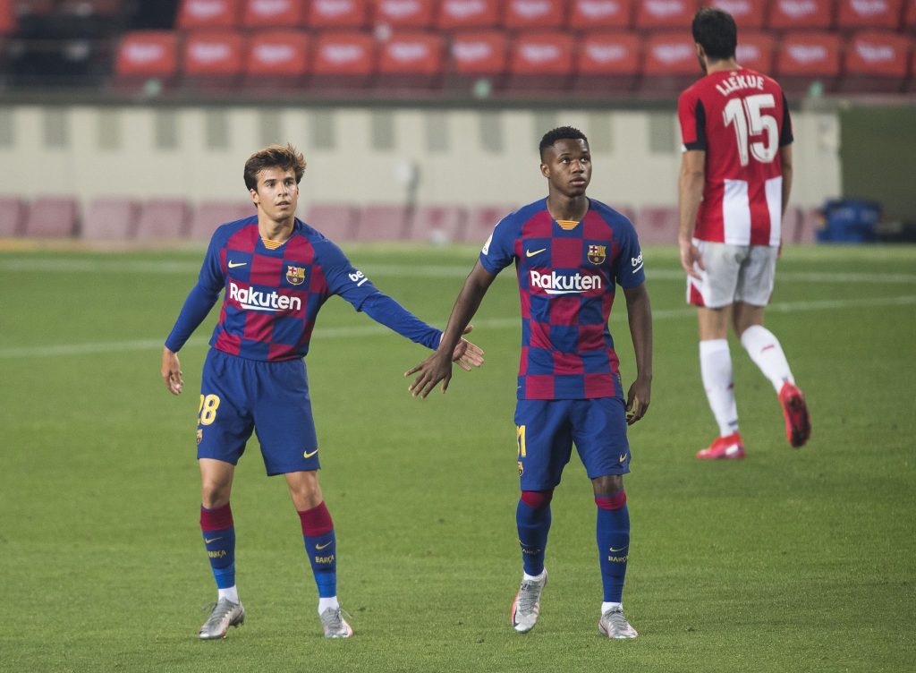 Riqui Puig (I) y Ansu Fati (D) durante el partido de ayer en el Camp Nou / PERE PUNTI/MUNDO DEPORTIVO
