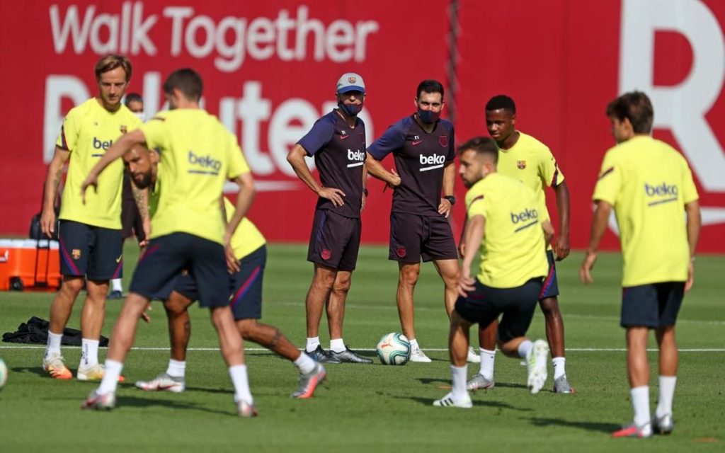El primer equipo del Barça durante la sesión de entrenamiento de este lunes en la Ciudad Deportiva Joan Gamper / MIGUEL RUIZ / FCBARCELONA