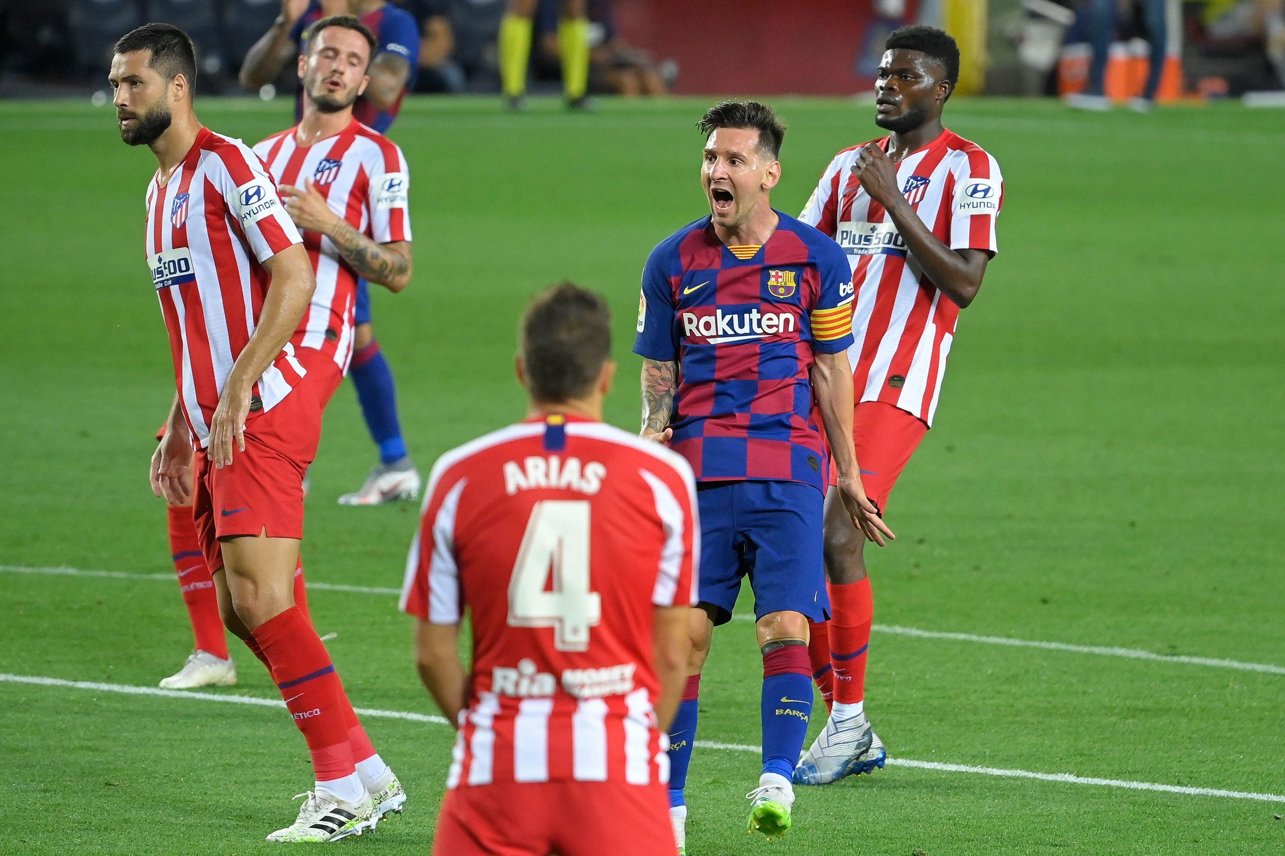 Lionel Messi reacts after missing a goal opportunity during the match between FC Barcelona and Atletico de Madrid / LLUIS GENE / AFP GETTY IMAGES