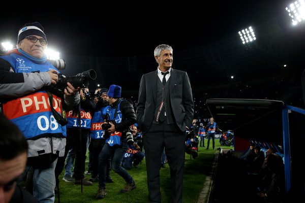 Quique Setien the coach of Barcelona looks on as he is surrounded by photographers ahead of the UEFA Champions League round of 16 first leg match between SSC Napoli and FC Barcelona at Stadio San Paolo on February 25, 2020 in Naples, Italy.
(Feb. 24, 2020 – Source: Getty Images Europe)