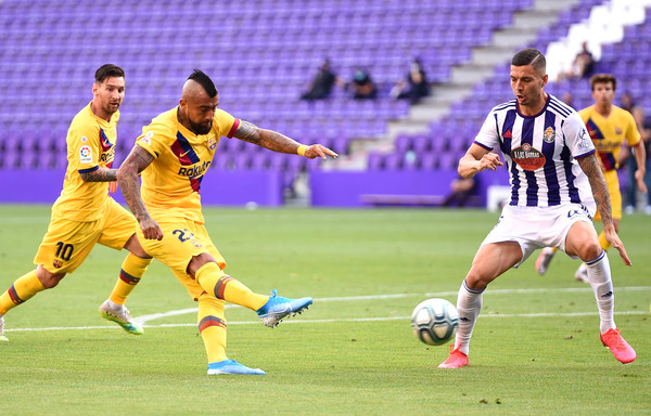 Arturo Vidal, scoring the game-winning goal at the Estadio José Zorila / GETTY IMAGES EUROPE