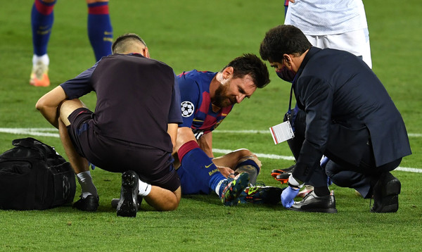 Lionel Messi, getting treated by the medical staffs / David Ramos/ Getty Images Europe