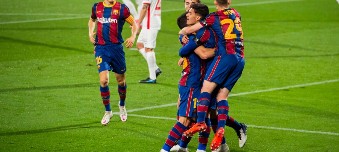 El equipo festejando el segundo gol del partido, primero de Konrad. / FCBARCELONA