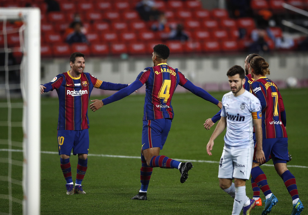 Ronald Araujo celebrating his goal at the Camp Nou against Valencia / 18-12-2020 / ERIC ALONSO/GETTY IMAGES EUROPE