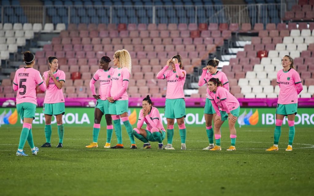 El equipo del Barcelona Femenino al final del partido en el Estadio Juegos Mediterraneos. / VÍCTOR SALGADO/FCBARCELONA