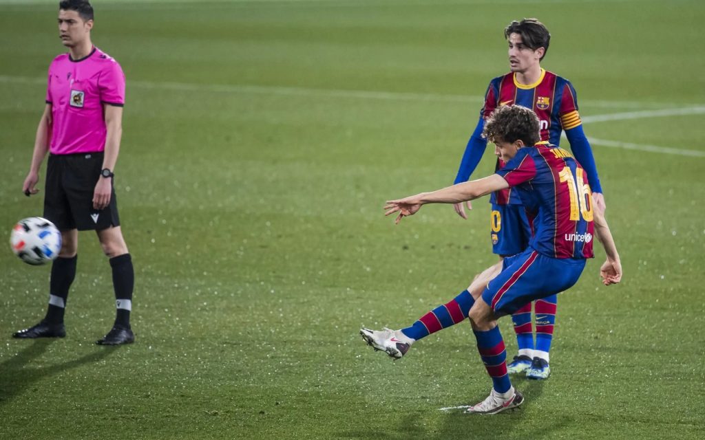 Orellana dispara la falta del primer gol / FC Barcelona B