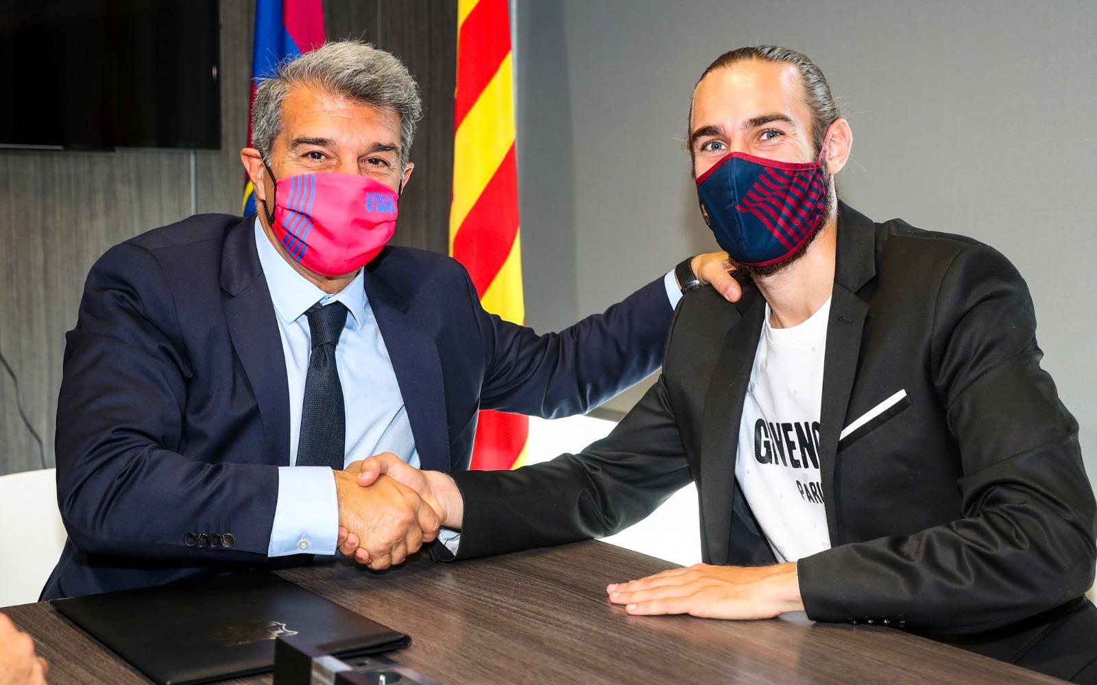 Òscar Mingueza with FC Barelona president Joan Laporta (Photo by FC Barcelona)