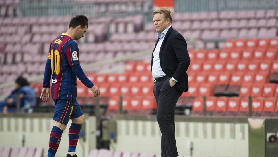 Ronald Koeman watching Messi walking towards the dressing room after the defeat against Celta (Photo by : Pere Puntí/MD)