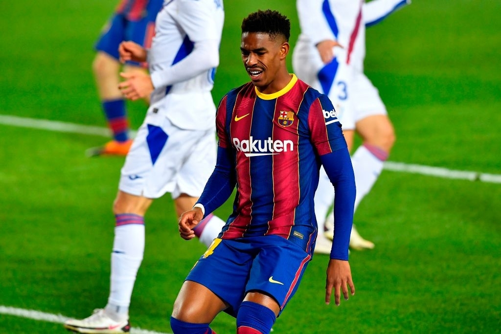 Junior Firpo in a match for Barcelona/ PAU BARRENA/AFP via Gettty Images