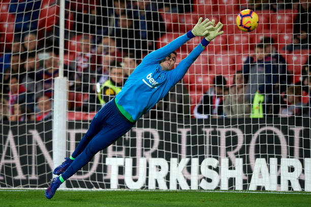 Iñaki Peña during the warm-up before the LaLiga match between Athletic Bilbao and FC Barcelona (Photo by Jose Breton/NurPhoto via Getty Images)