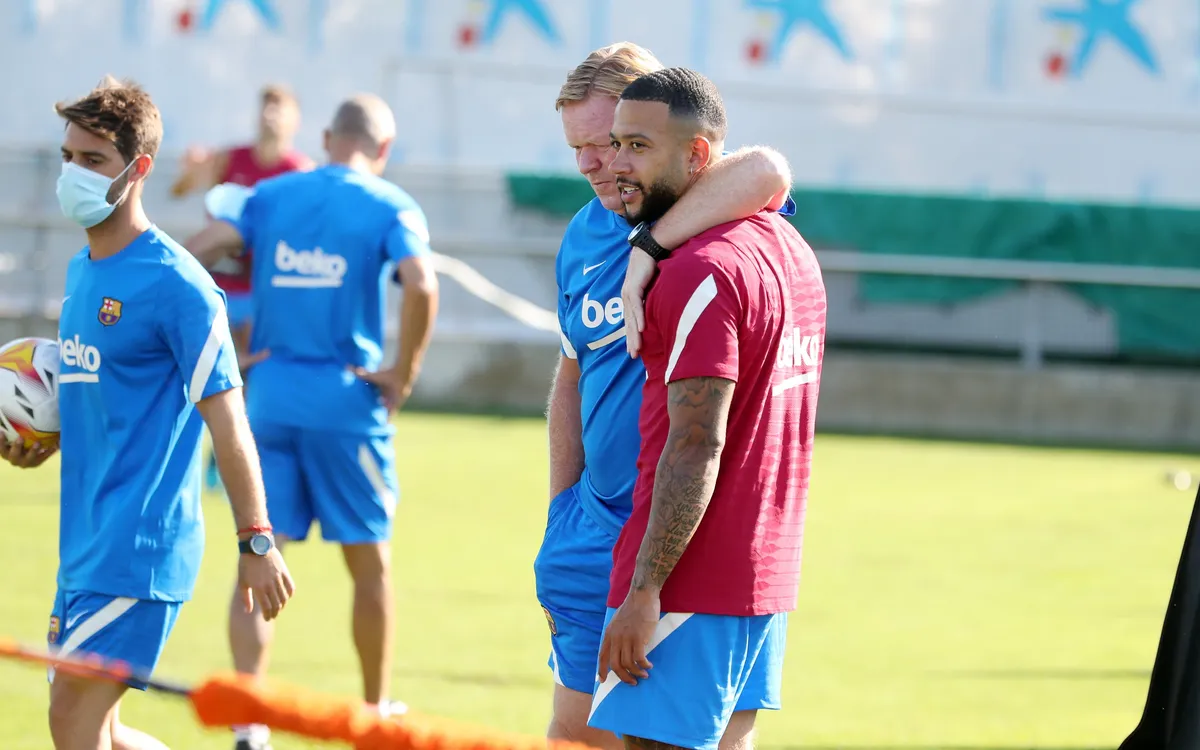 Ronald Koeman with Memphis Depay / FC BARCELONA