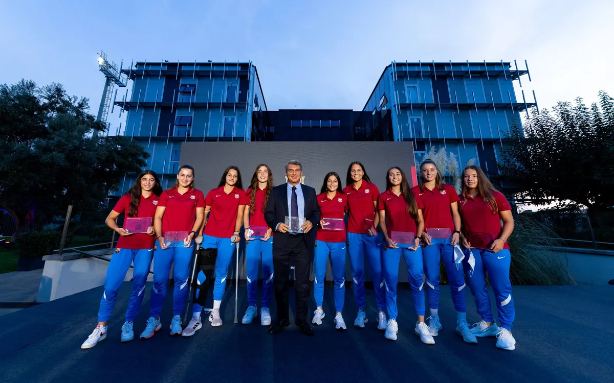 President Laporta and the nine first female players to live in La Masia / GERMAN PARGA, FC BARCELONA