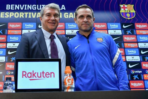 Interim coach Sergi Barjuán next to Joan Laporta at his first press conference / JOSEP LAGO / AFP VIA GETTY IMAGES