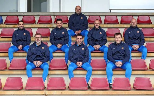 Head coach Xavi Hernández posing for pictures with his staff / FC BARCELONA