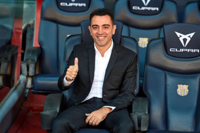 Xavi on the bench during his official presentation / IMAGO / ZUMA WIRE
