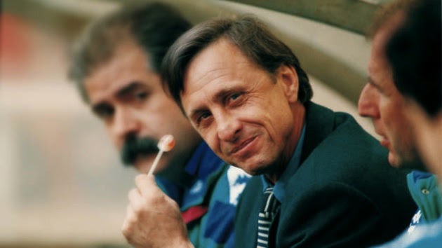 Johan Cruyff with a Chupa Chup in Camp Nou's dugout / RTVE.ES