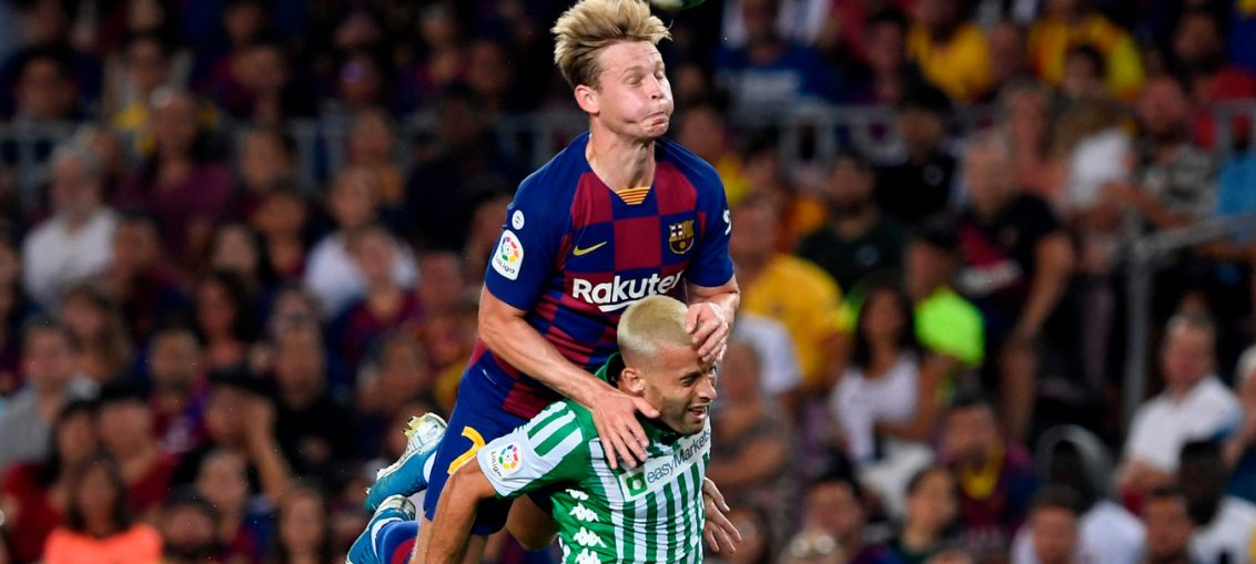 Frenkie de Jong winning a header against Sergio Canales in the game against Real Betis two years ago / AFP