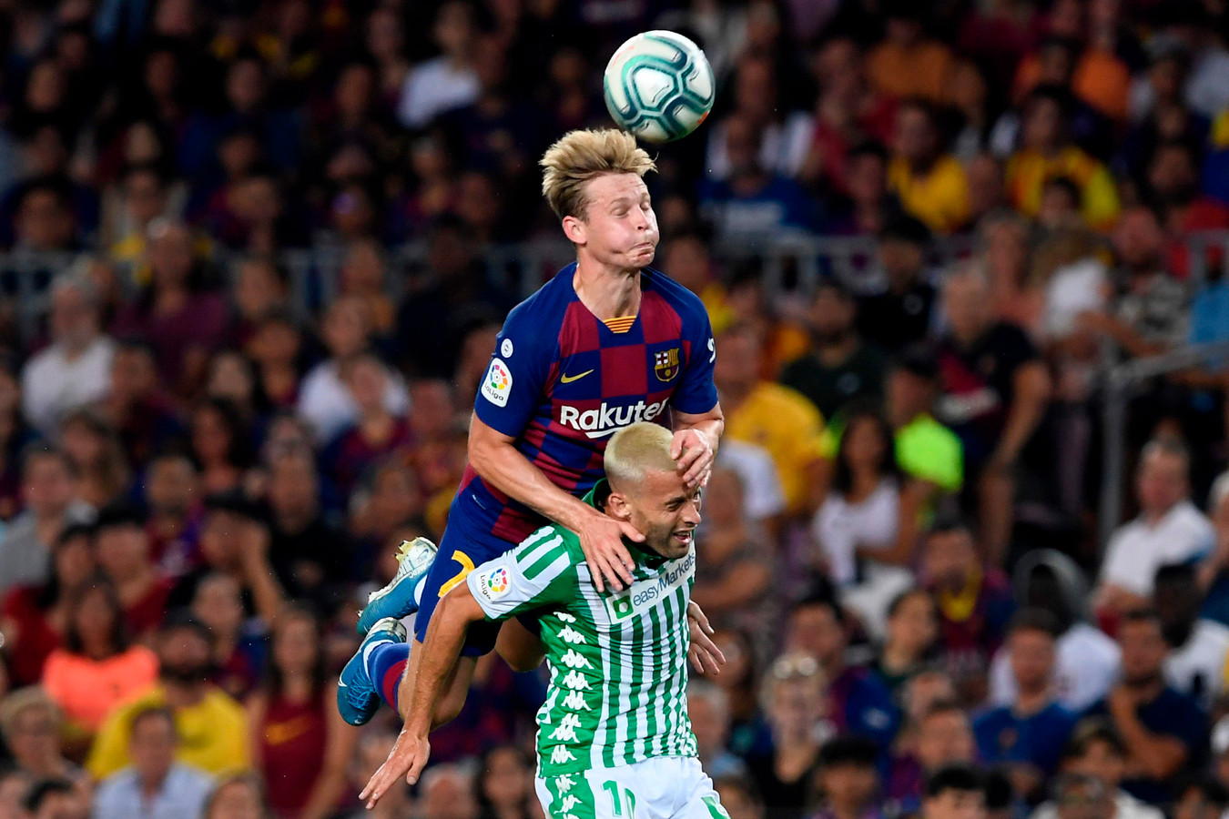 Frenkie de Jong winning a header against Sergio Canales in the game against Real Betis two years ago / AFP