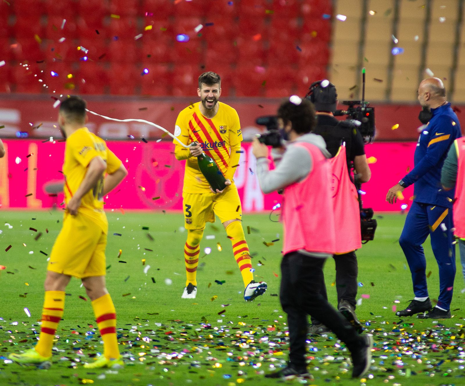 Time for champagne as 2021 comes to an end / JOAQUIN CORCHERO / EUROPA PRESS SPORTS VIA GETTY IMAGES