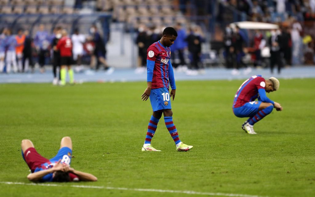 Ansu Fati, Jordi Alba, and Ronald Araújo after the 3-2 loss to Real Madrid in extra time of the Supercopa de España semifinal / FC BARCELONA