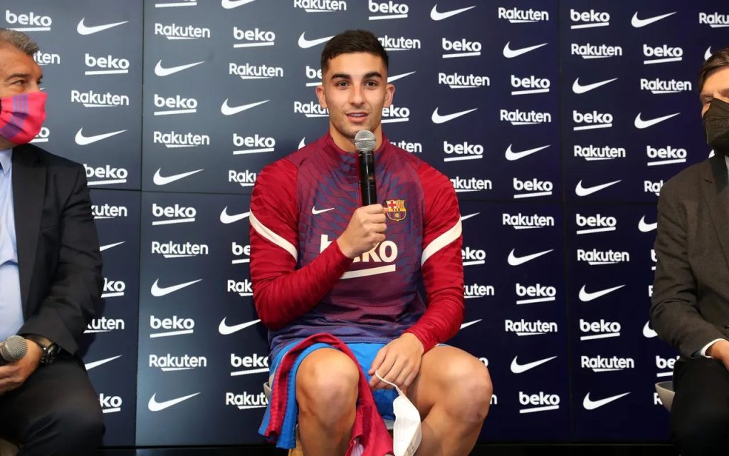 Ferran Torres speaking at his first press conference as a Barça player / FC BARCELONA