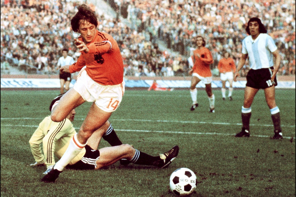 Why Johan Cruyff refused to play with the three Adidas stripes