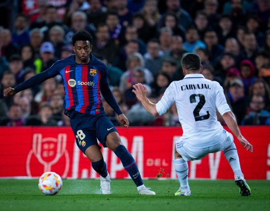 Alejandro Balde attempts to score against Real Madrid. In frame: Alejandro Balde (left), Daniel Carvajal (right) / FC BARCELONA