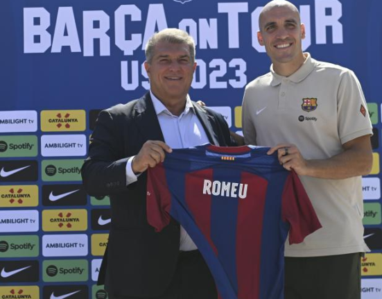 Joan Laporta with Oriol Romeu at the latter's unveiling as a Barcelona player / MANEL MONTILLA/MUNDO DEPORTIVO