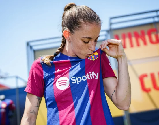 Image: Ona Batlle kissing the Barça crest during her presentation at Estadi Johan Cruyff / via FC Barcelona.