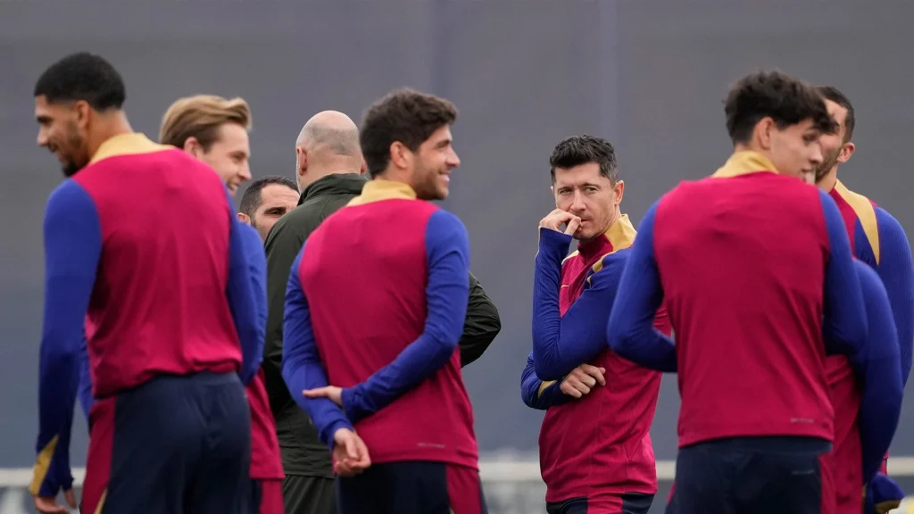 Robert Lewandowski during Barcelona training / Getty Images