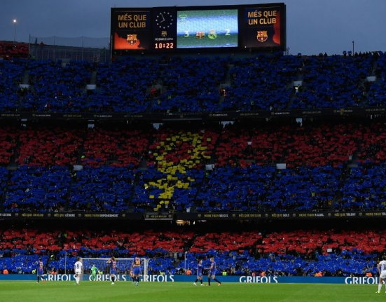 Women's tifo at the world record clásico