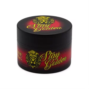 De voorkant van een potje Stay Golden Strong Pomade