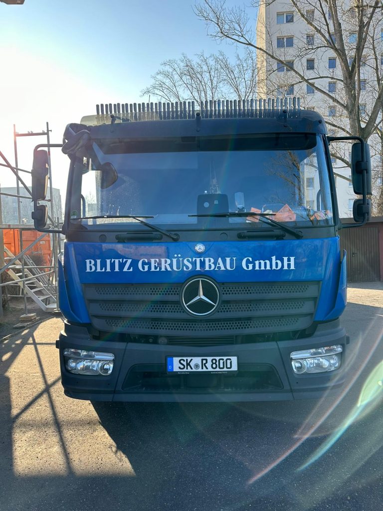 Bild eines blauen LKW´s der Flitz Gerüstbau GmbH.