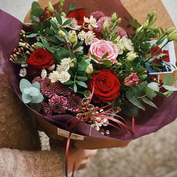 Kärleksbukett. Skicka blombud Hisingen. Leverans samma dag.