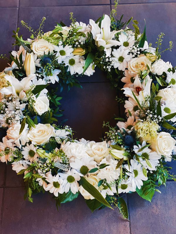 Begravningskrans i vitt och lime