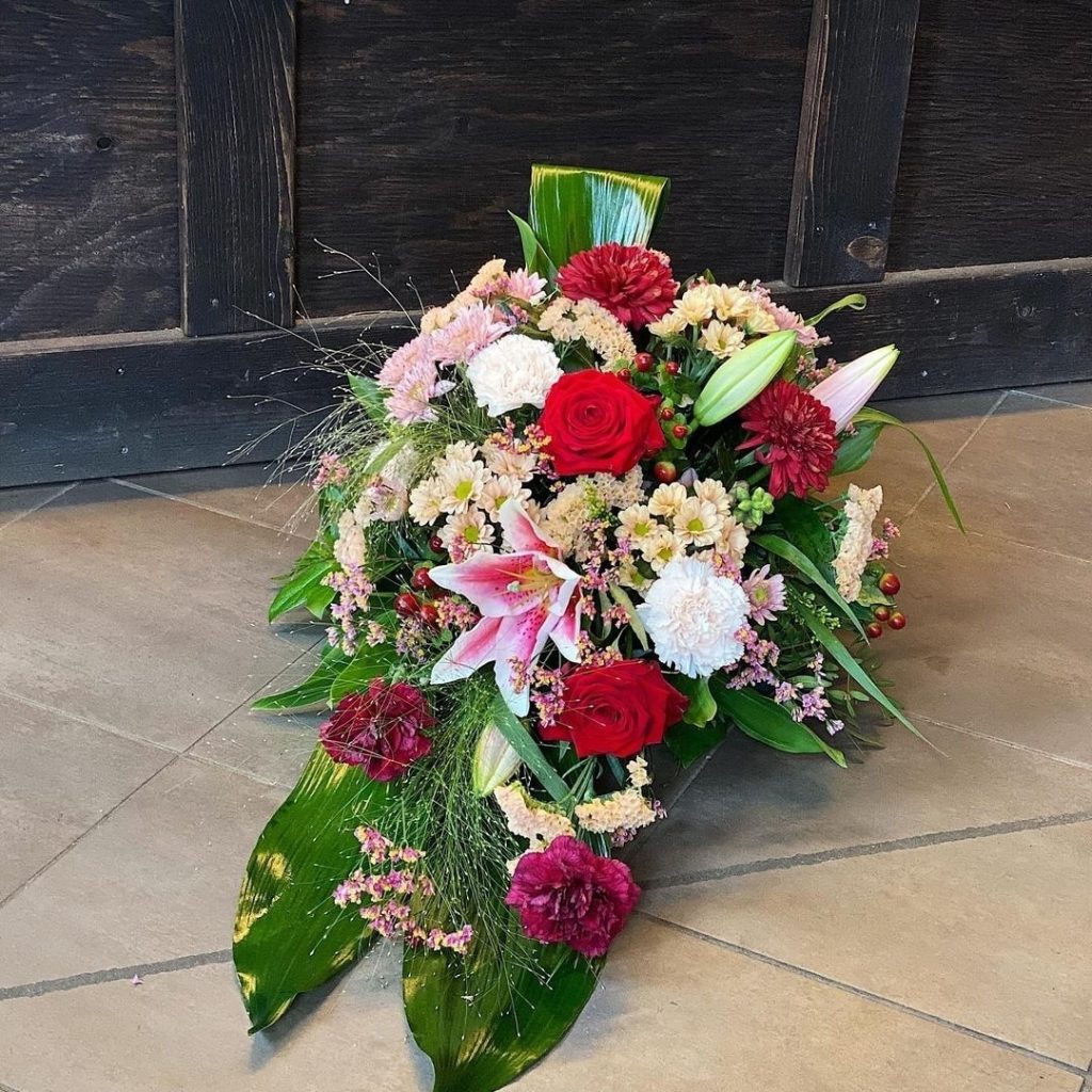Liggande begravningsdekoration. Blombud begravningsblommor Göteborg.