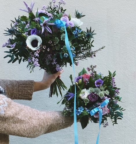 Mor- och barnbuket i blått. Skicka blommor Göteborg.