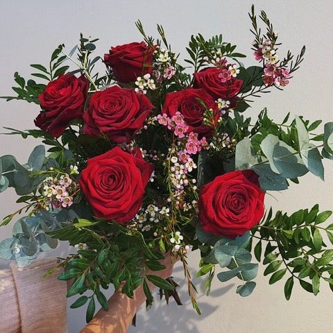 Röda rosor med grönt. Blomsterbud Angered.