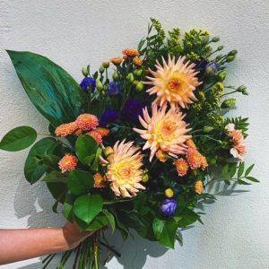 Begravningsbukett i creme toner. Begravningsblommor Göteborg.