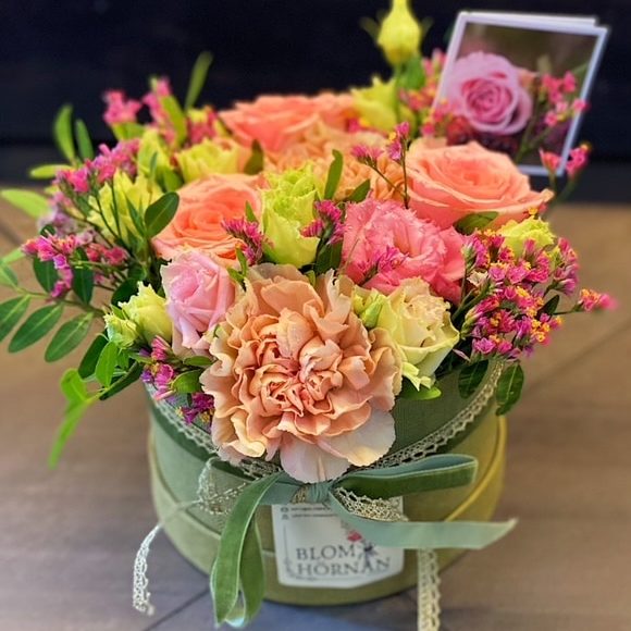 Presentbox med rosa blommor och grönt. Blommogram Göteborg.