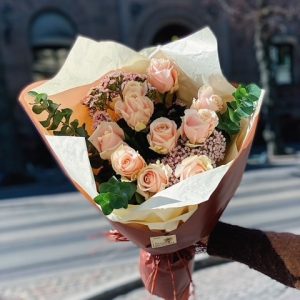 10 Sweet Avalanche-rosor med grönt. Blommogram Mölndal. Leverans samma dag.