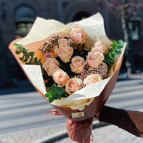 10 Sweet Avalanche-rosor med grönt. Blommogram Mölndal. Leverans samma dag.