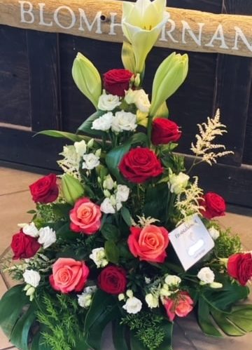 Stående begravningsdekoration i rött & vitt. Begravningsblommor i Hovås, Billdal, Askim.