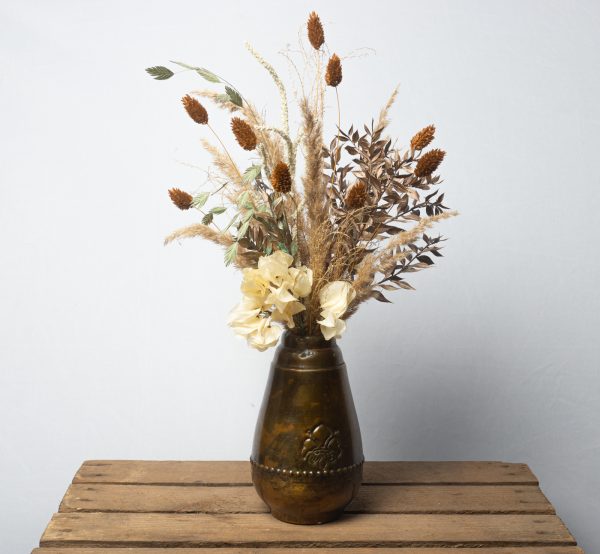 lille evighedsbuket i brun vase