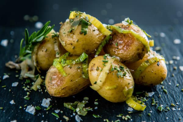 Små kartofler rosmarin – porrer