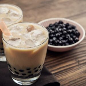Bild på två glass bubble tea och en skål med tapioka pärlor
