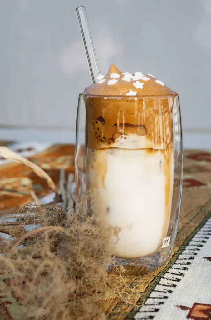 Dalgona-kaffe
Bild av dorina boegre on Unsplash