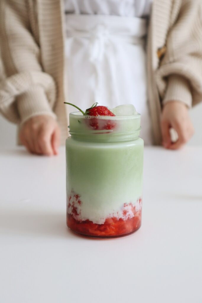 Jordgubbsmatcha latte recept med jordgubbe i matcha latte. strawberry matcha latte.
