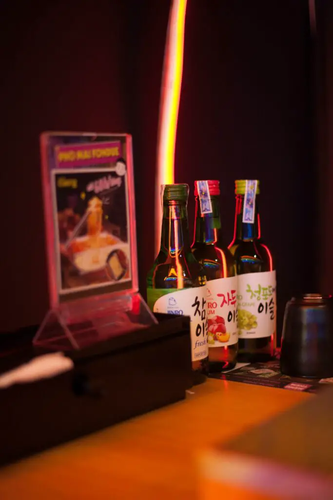 Tre soju flaskor i en bar.