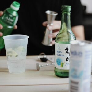 Förbereder en soju bomb